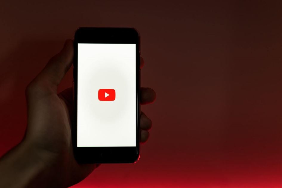 Un móvil abriendo la aplicación de youtube