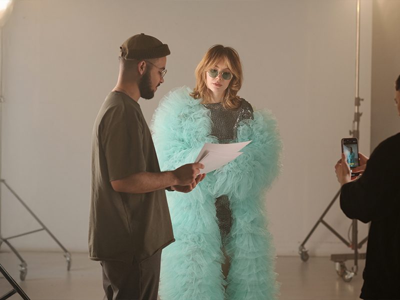 guionista con actriz preparando el guion de una serie