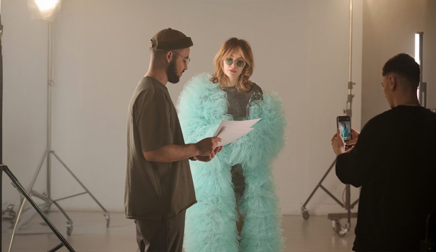 guionista con actriz preparando el guion de una serie