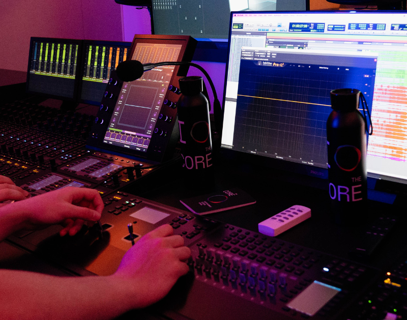 Equipo de técnicos de sonido de The Core trabajando en la banda sonora de una película