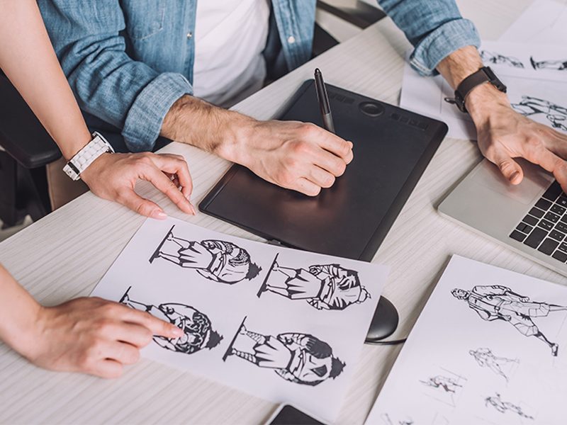 Equipo de concept artist detallando diseños de personajes de animación