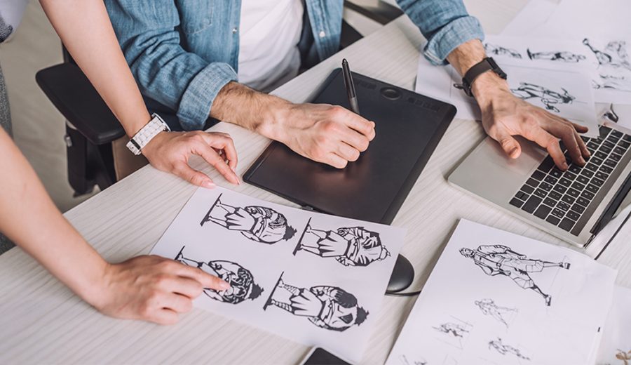 Equipo de concept artist detallando diseños de personajes de animación