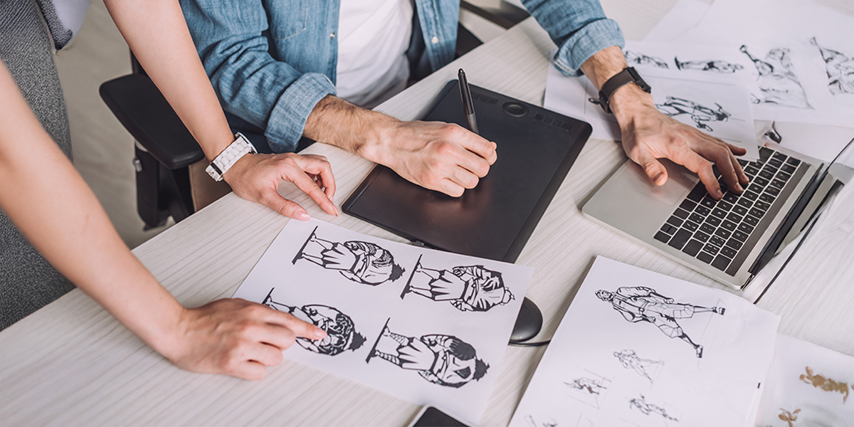 Equipo de concept artist detallando diseños de personajes de animación