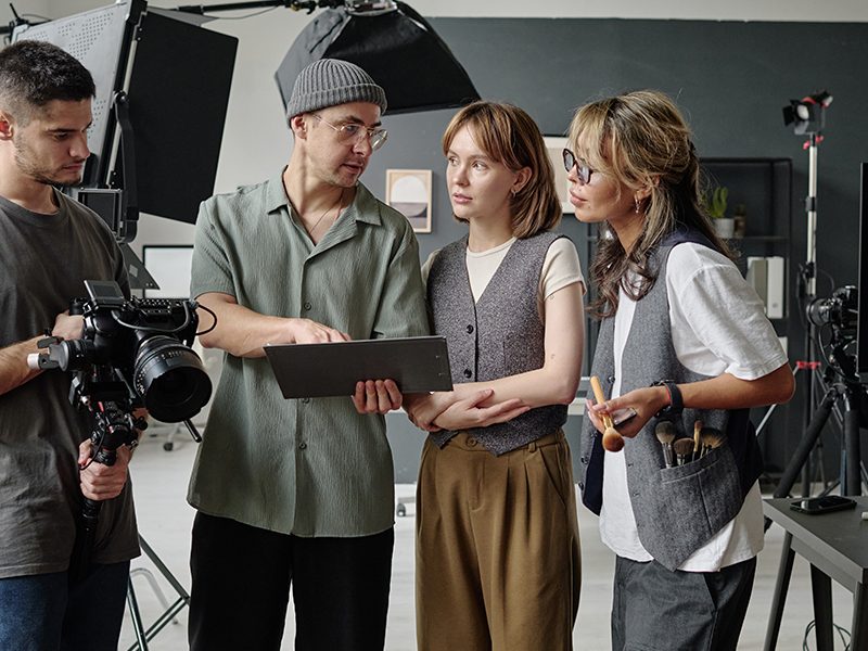 Productor ejecutivo dando instrucciones a técnicos de rodaje