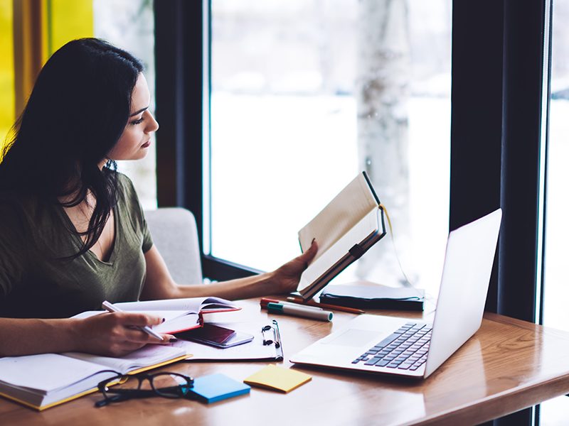Escritora creativa escribiendo un libro