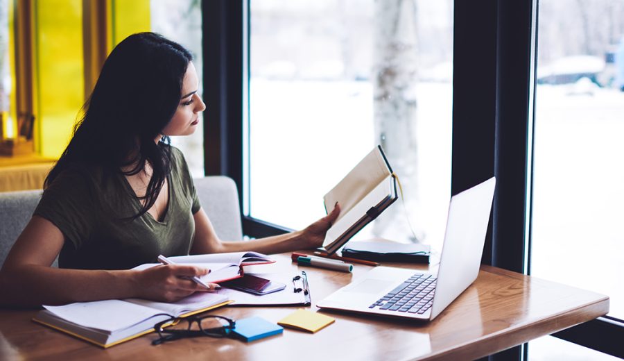 Escritora creativa escribiendo un libro