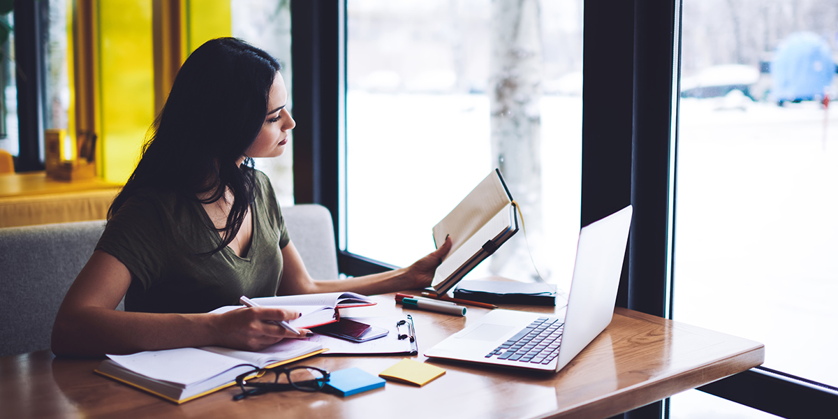 Escritora creativa escribiendo un libro