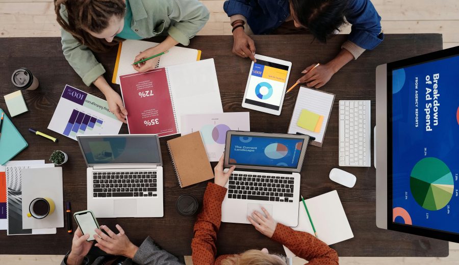 Equipo de marketing haciendo un análisis dafo