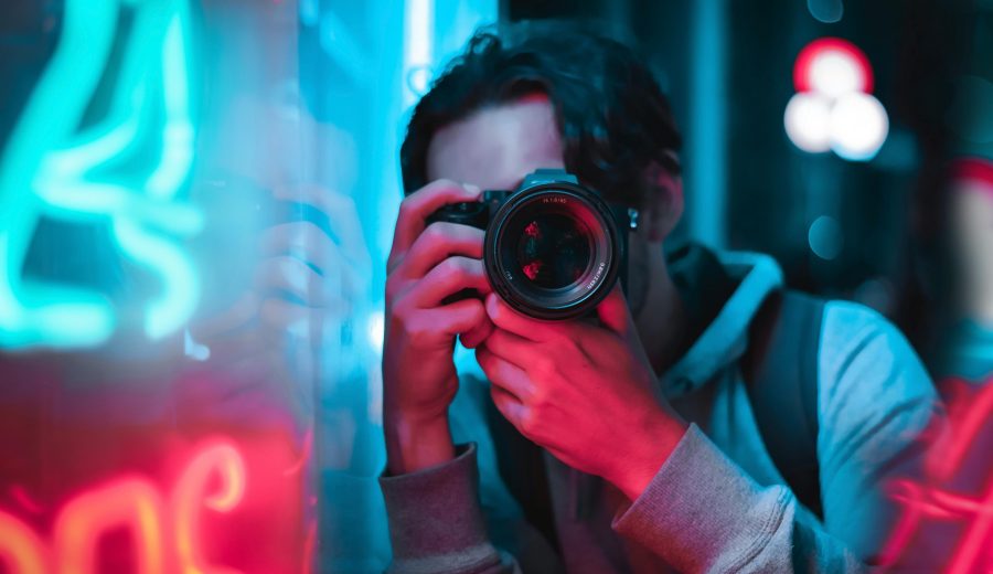 Fotografo creando una secuencia con motion blur en su cámara