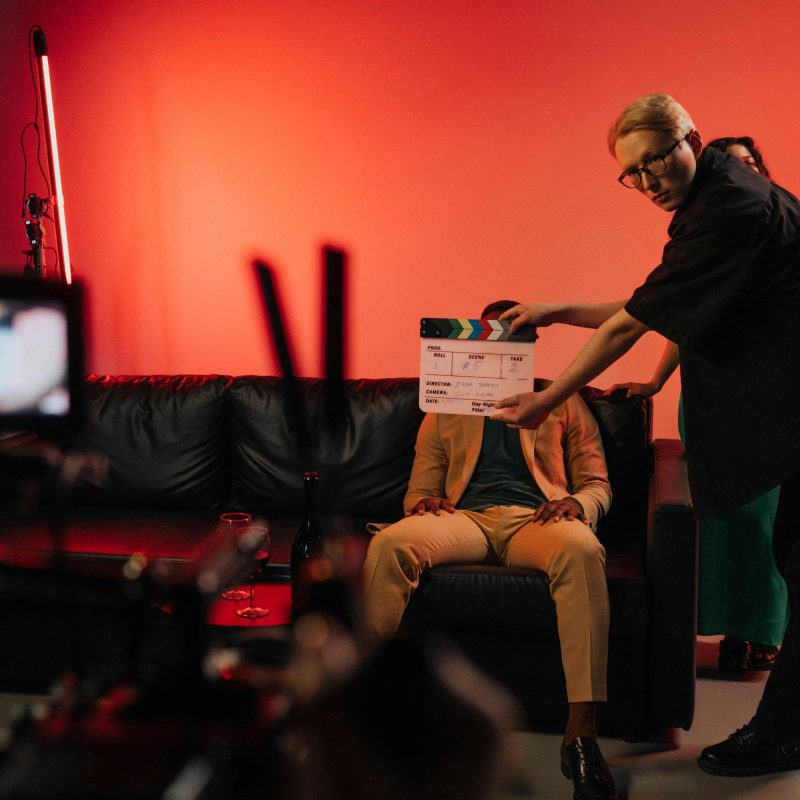 Equipo grabando una película de thriller