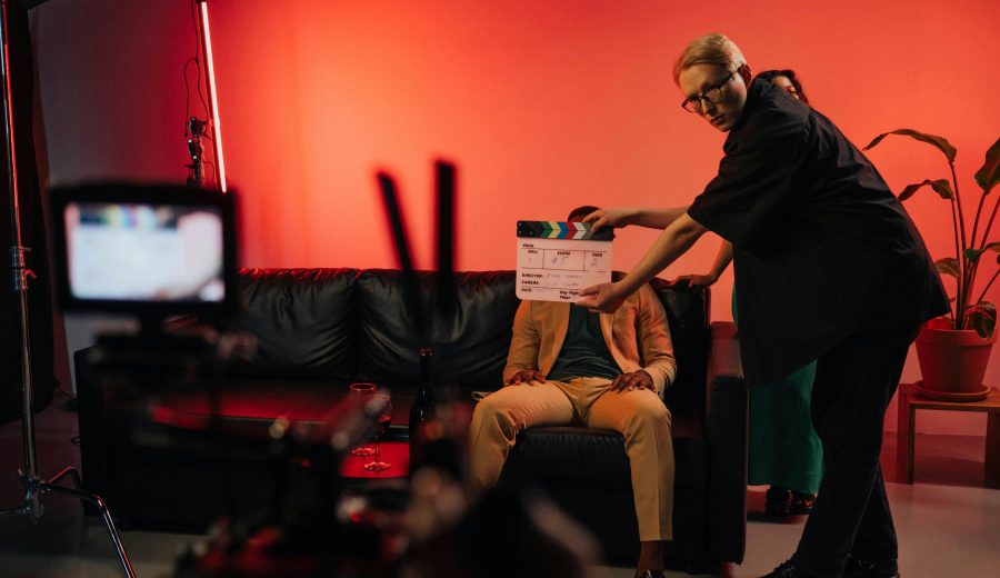 Equipo grabando una película de thriller