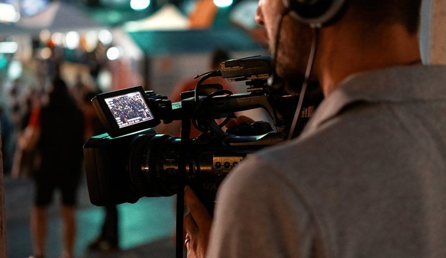 Un cámara usando la técnica del plano secuencia