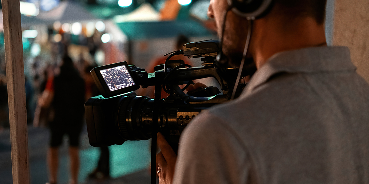 Un cámara usando la técnica del plano secuencia