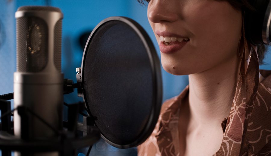 Dobladora profesional usando la técnica del lip sync