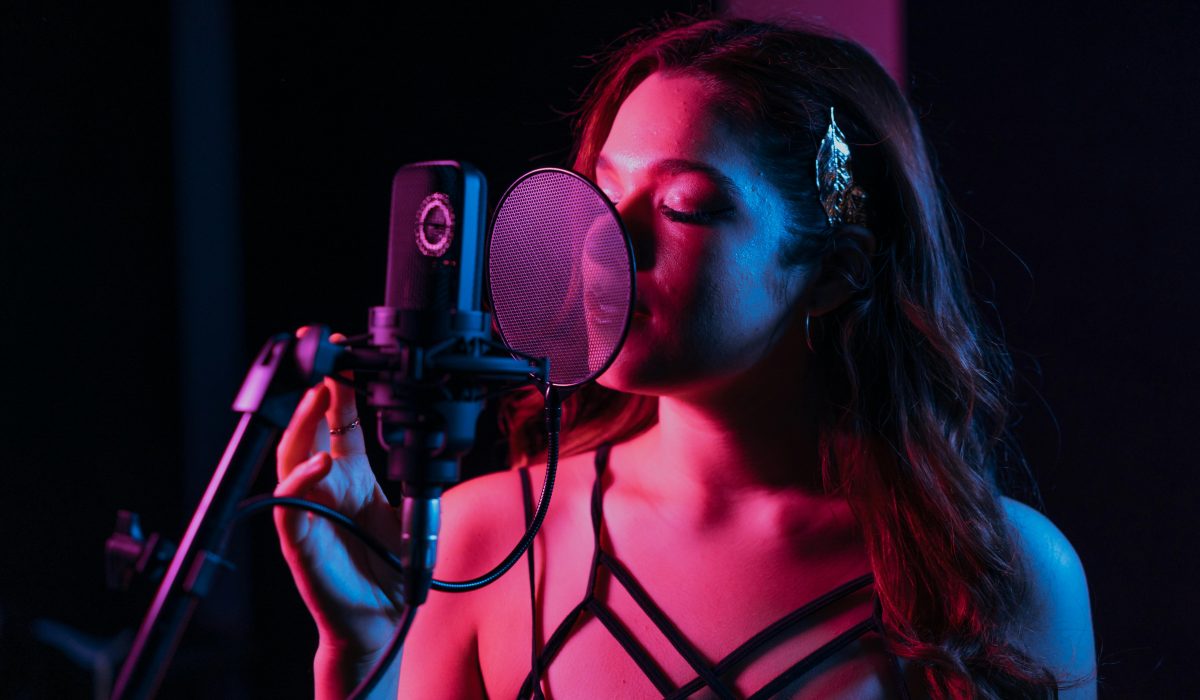 Locutora grabando su voz para un podcast de ficción sonora