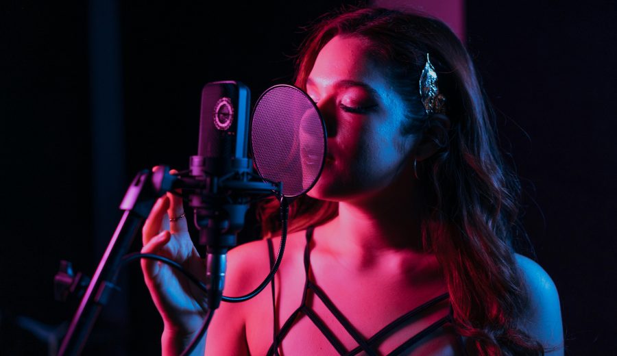 Locutora grabando su voz para un podcast de ficción sonora