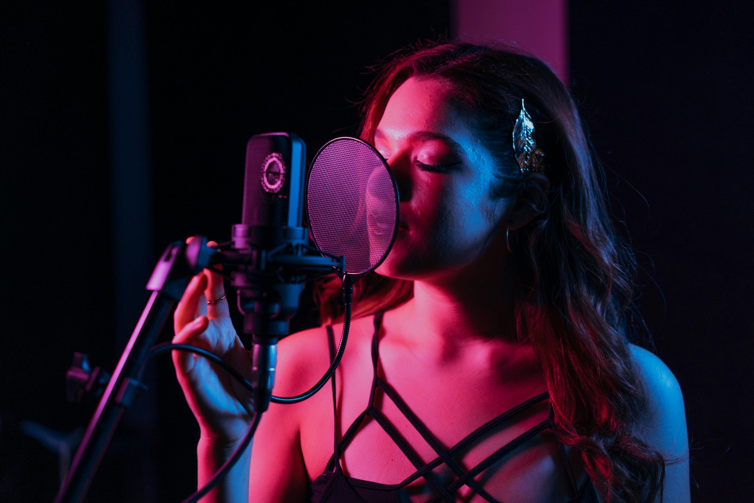 Locutora grabando su voz para un podcast de ficción sonora