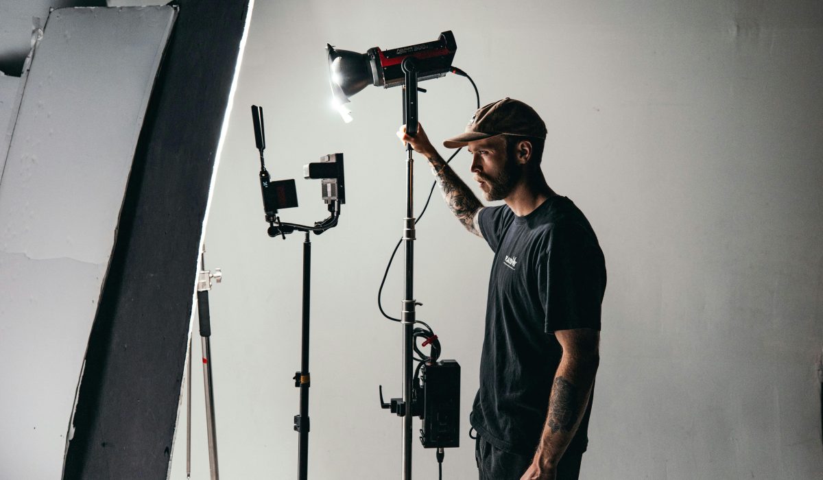 técnico de iluminación ajustando focos en un plató audiovisual profesional