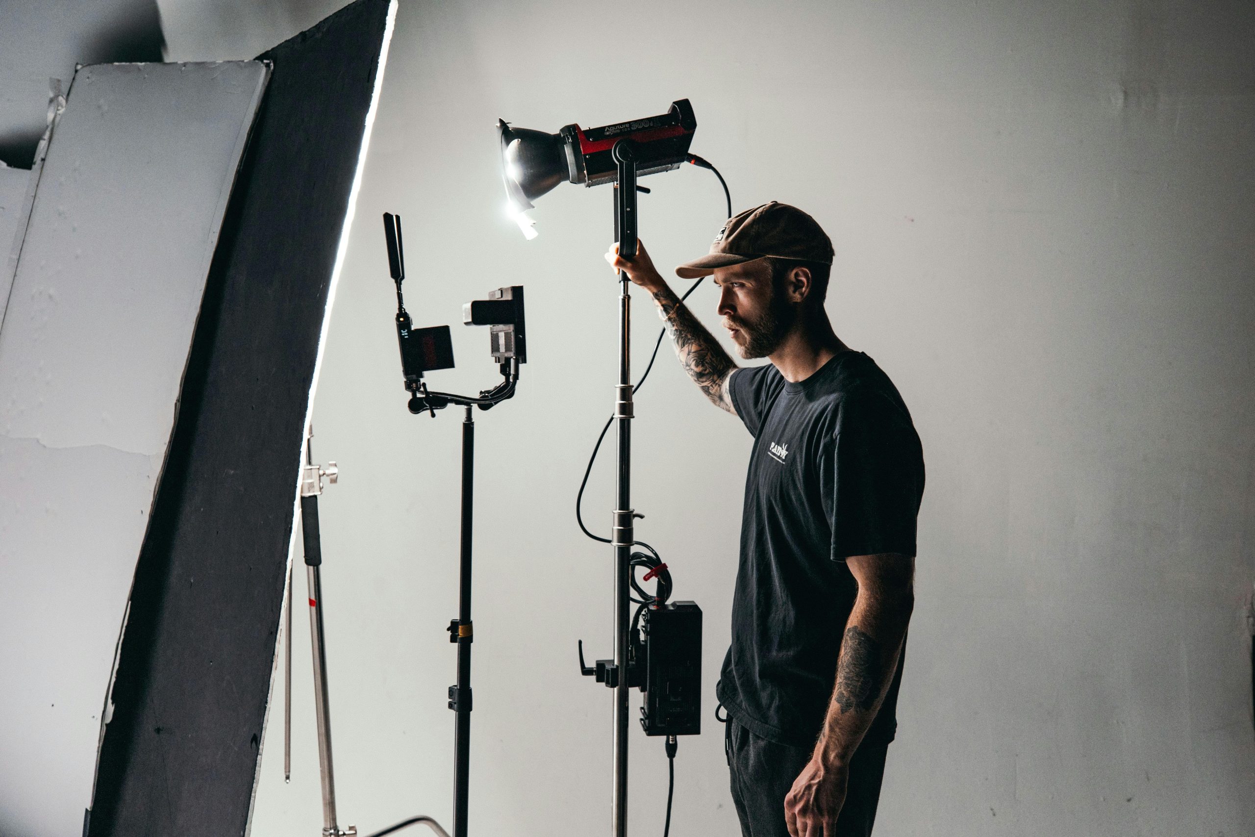 técnico de iluminación ajustando focos en un plató audiovisual profesional