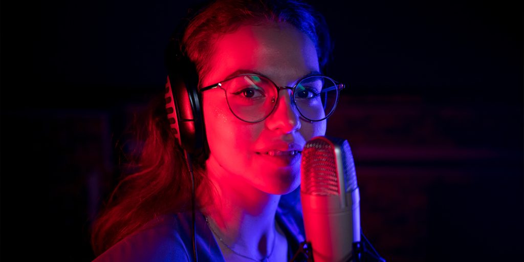 ¿En qué consiste la voz en off o voz superpuesta?