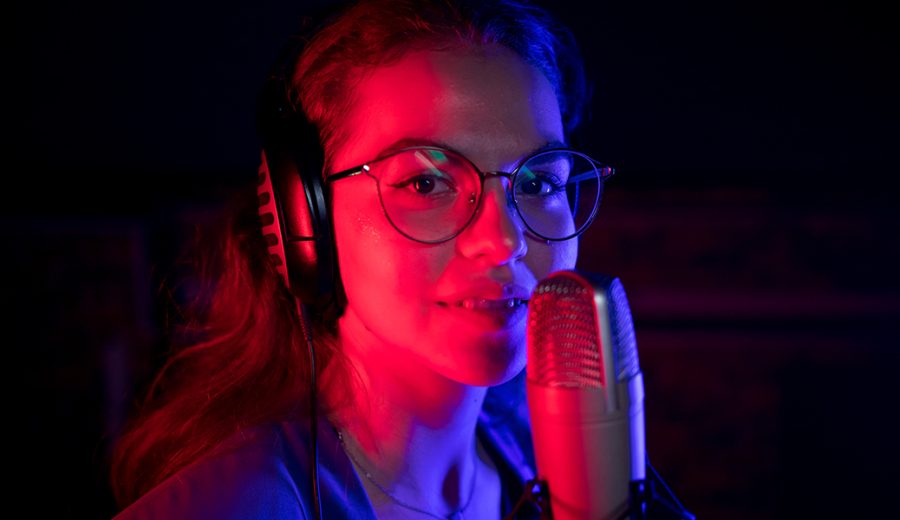 Domina el arte de la voz en off