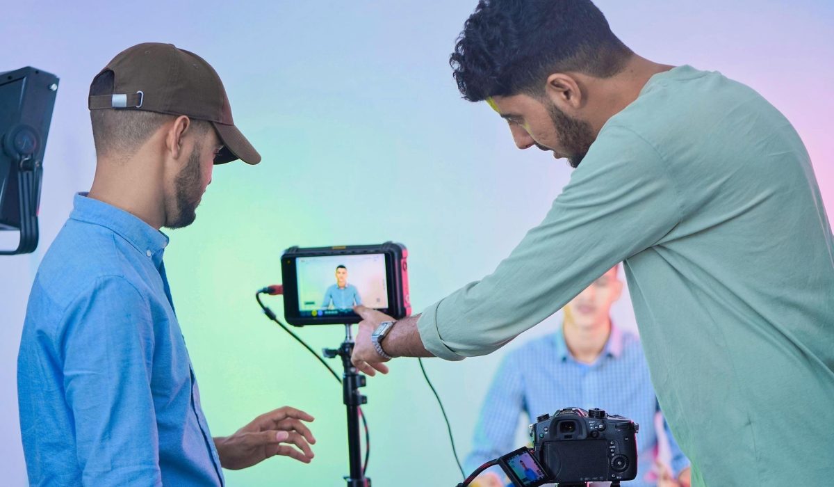 director de produccion audiovisual coordinando rodaje de cine