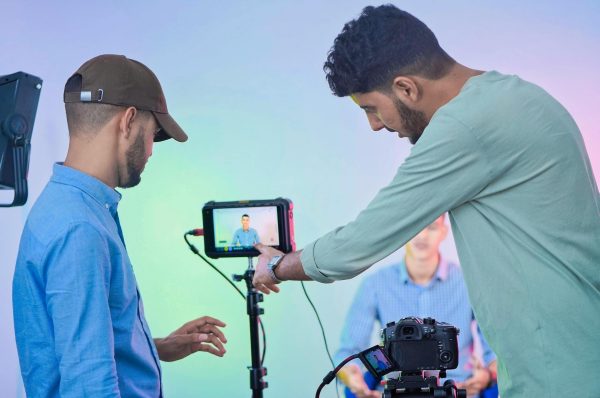 director de produccion audiovisual coordinando rodaje de cine