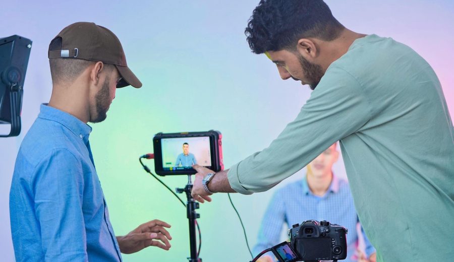 director de produccion audiovisual coordinando rodaje de cine